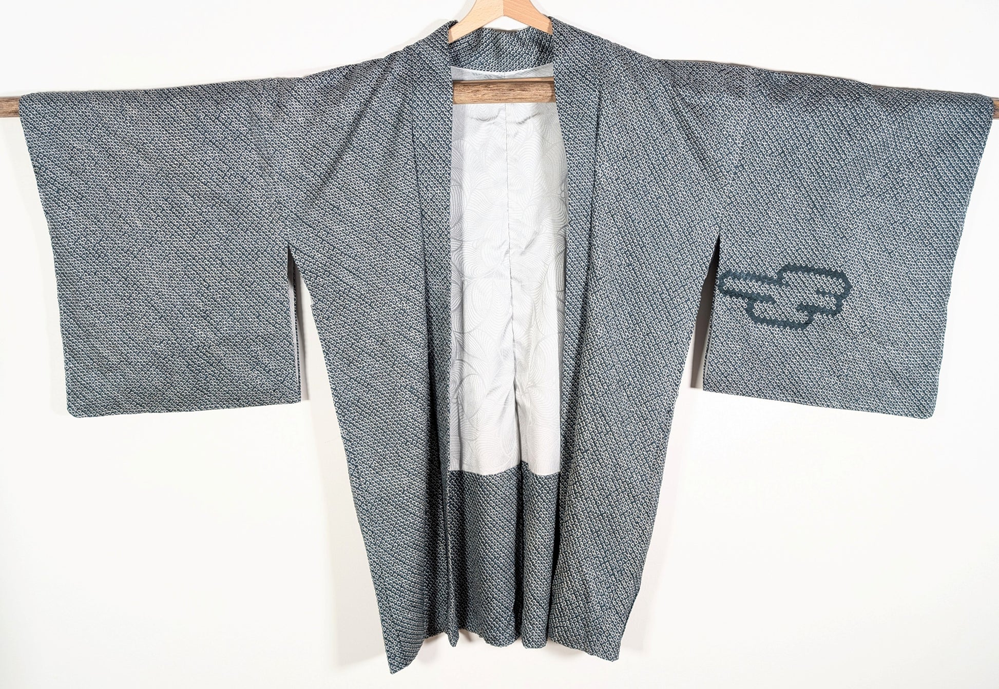Haori japonais traditionnel en soie shibori kumo bleu gris motif nuages veste kimono vintage