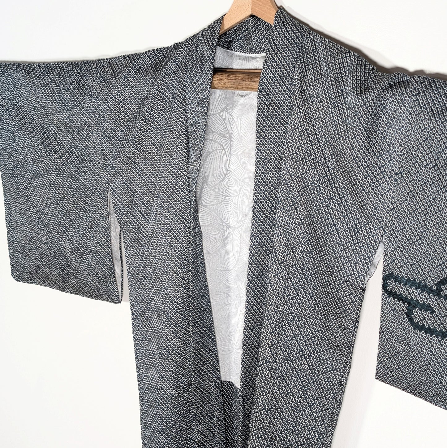 Haori japonais vintage en soie shibori kumo bleu pétrole avec doublure argent motif feuillage stylisé