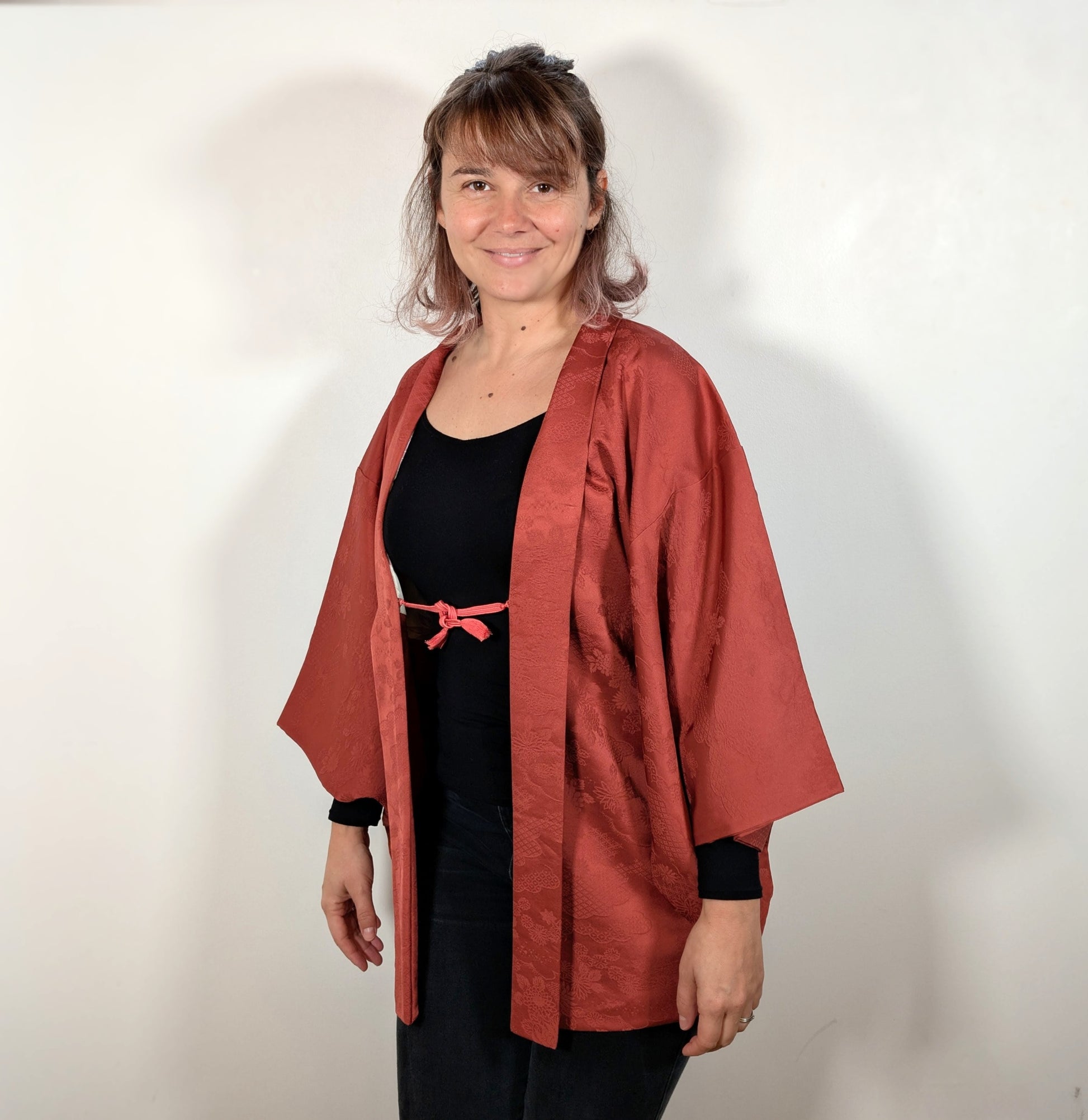 Haori japonais vintage en soie terracotta porté, veste kimono traditionnelle à motifs floraux et nuages tissés, doublure florale, haori himo inclus