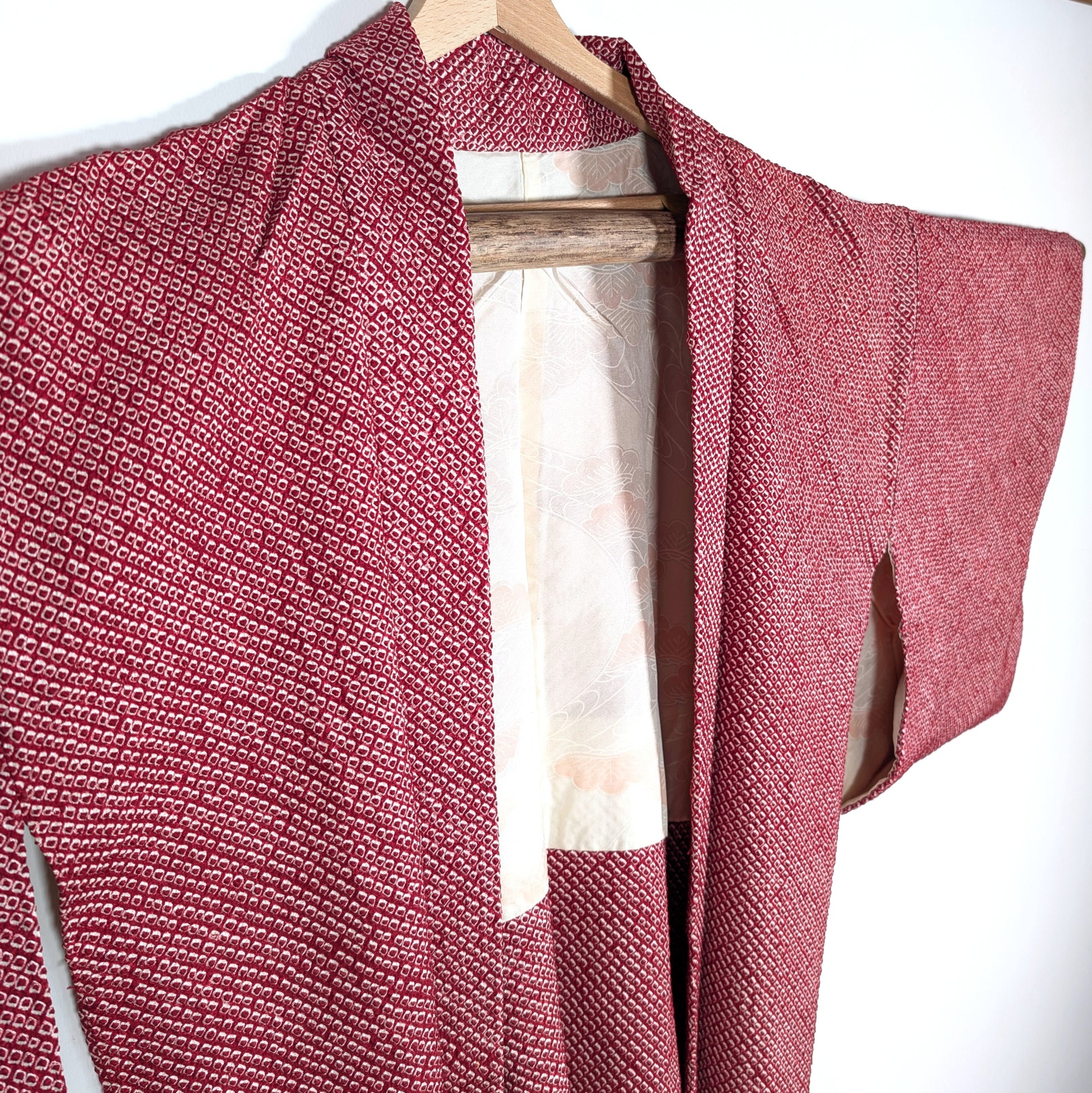 Détail haori en soie avec doublure ura à motif matsu, pin japonais traditionnel, veste kimono shibori époque Showa