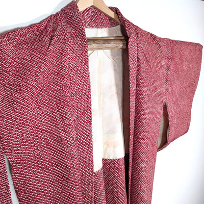 Détail haori en soie avec doublure ura à motif matsu, pin japonais traditionnel, veste kimono shibori époque Showa