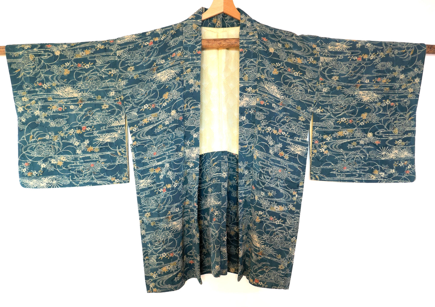 Haori vintage japonais en soie, époque Shōwa, vu de face, motifs de coquillages et momiji sur fond bleu pétrole