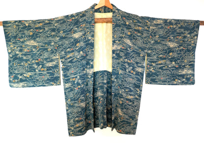 Haori vintage japonais en soie, époque Shōwa, vu de face, motifs de coquillages et momiji sur fond bleu pétrole
