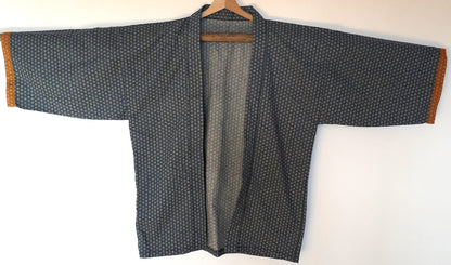 Vue de face du haori japonais Tradi Tradi cousu main par KOGEDO l'Atelier, en coton bleu motif asanoha avec finitions ocre aux manches.
