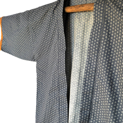  Vue de la manche droite du haori Tradi Tradi, soulignant la couture et l’association raffinée entre tissu asanoha et bordure ocre.