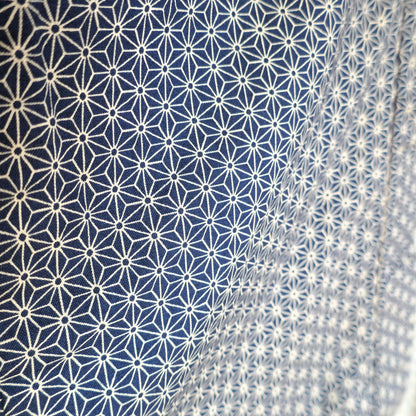 Zoom sur le tissu japonais à motif asanoha du haori Tradi Tradi, en bleu profond et blanc écru.