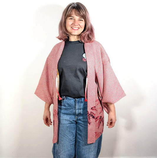 haori shibori rose authentique avec motifs de feuilles de bambou porté par le mannequin femme mikan