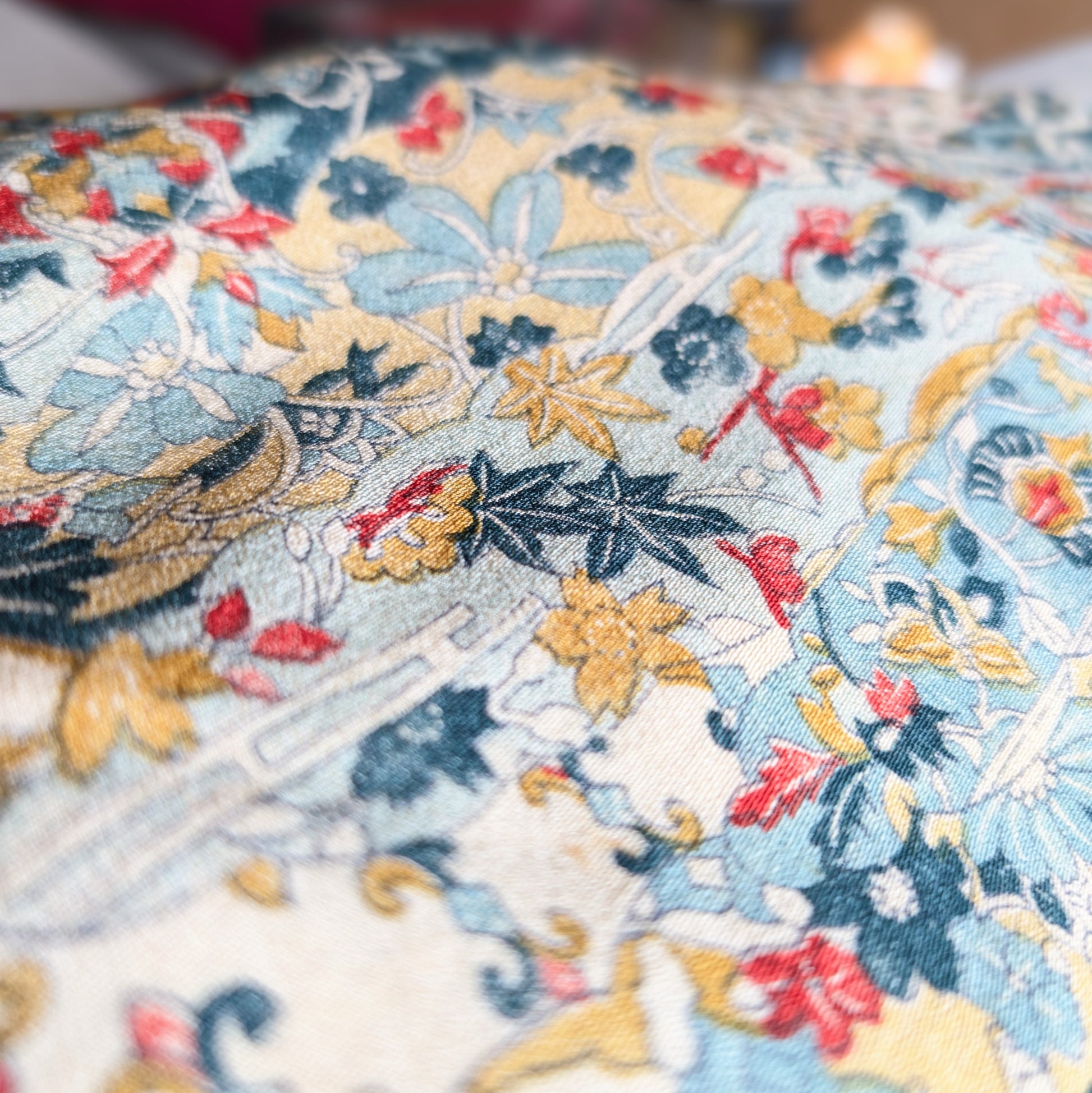 gros plan motifs fleurs et feuilles momiji sur haori japonais vintage en soie chirimen style komon