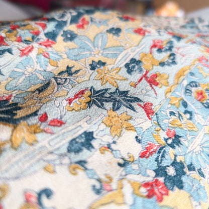 gros plan motifs fleurs et feuilles momiji sur haori japonais vintage en soie chirimen style komon