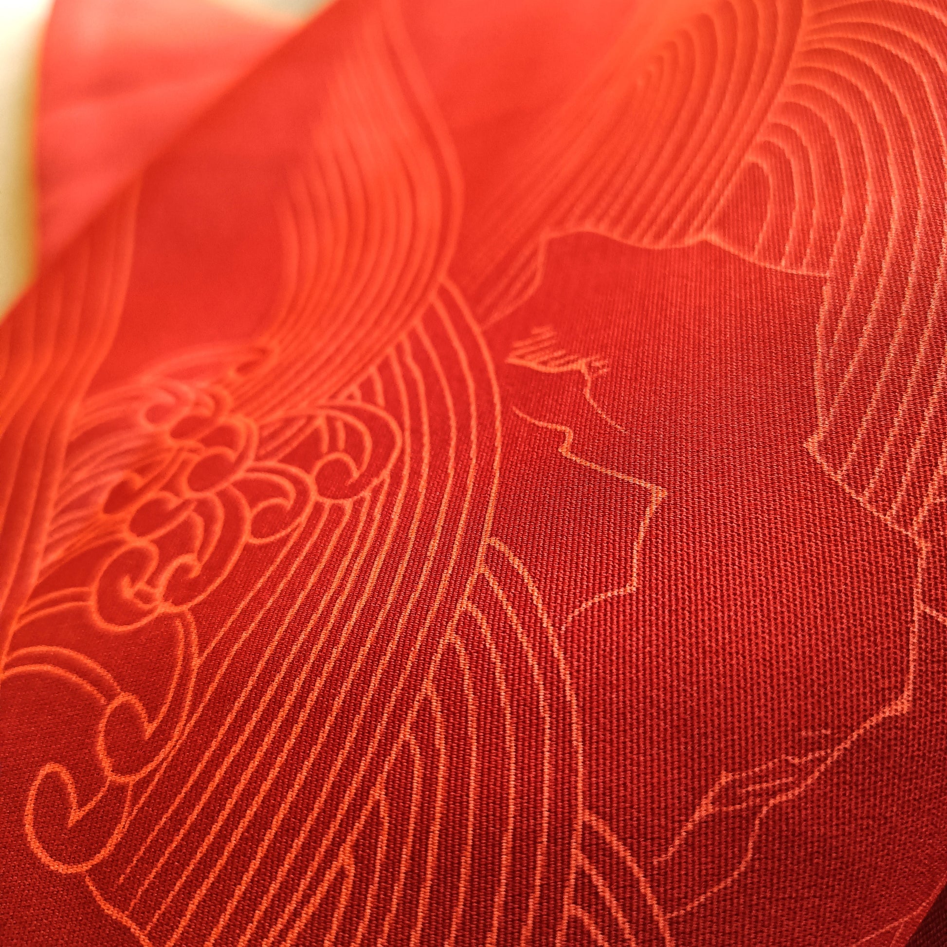 Détail artistique flou de haori vintage en habutae vermillon avec motif de vagues japonaises
