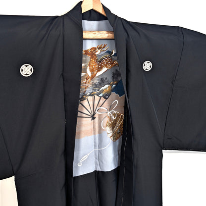 Détail du haura en soie d’un haori vintage homme, avec cerfs japonais et décor partiellement peint à la main