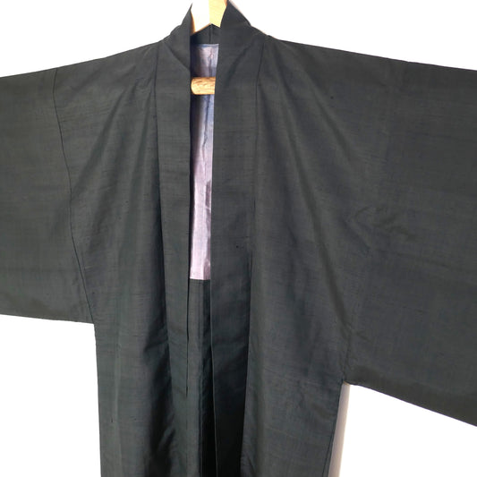 Kimono Haori vintage pour homme en soie fluide gris anthracite ouvert – doublure visible