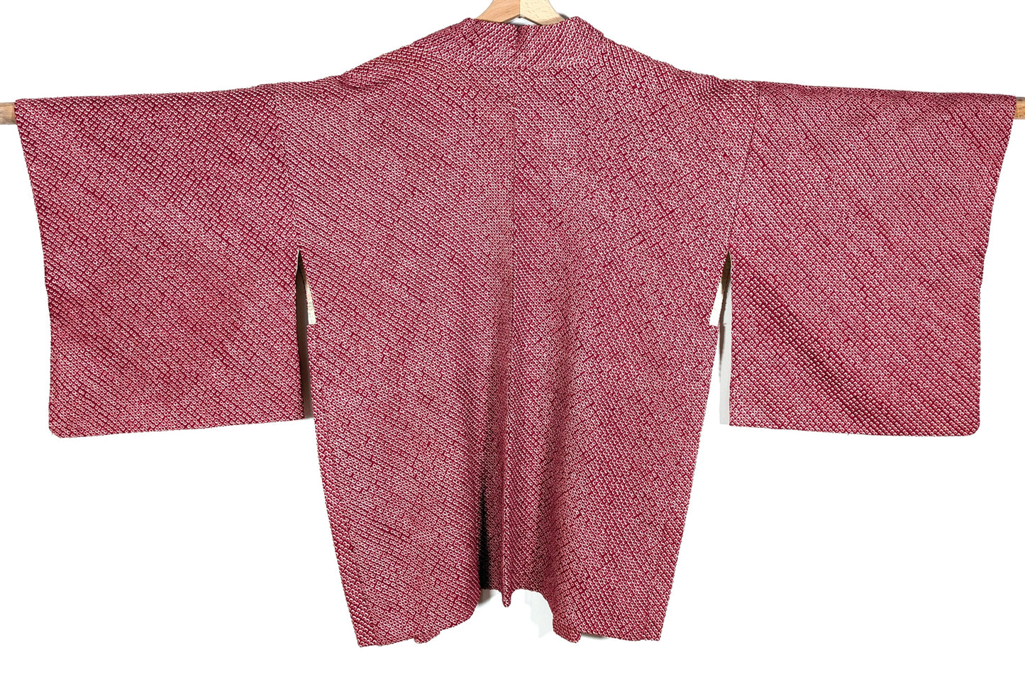 Vue dos d’un haori vintage japonais en soie shibori rouge, veste traditionnelle époque Showa
