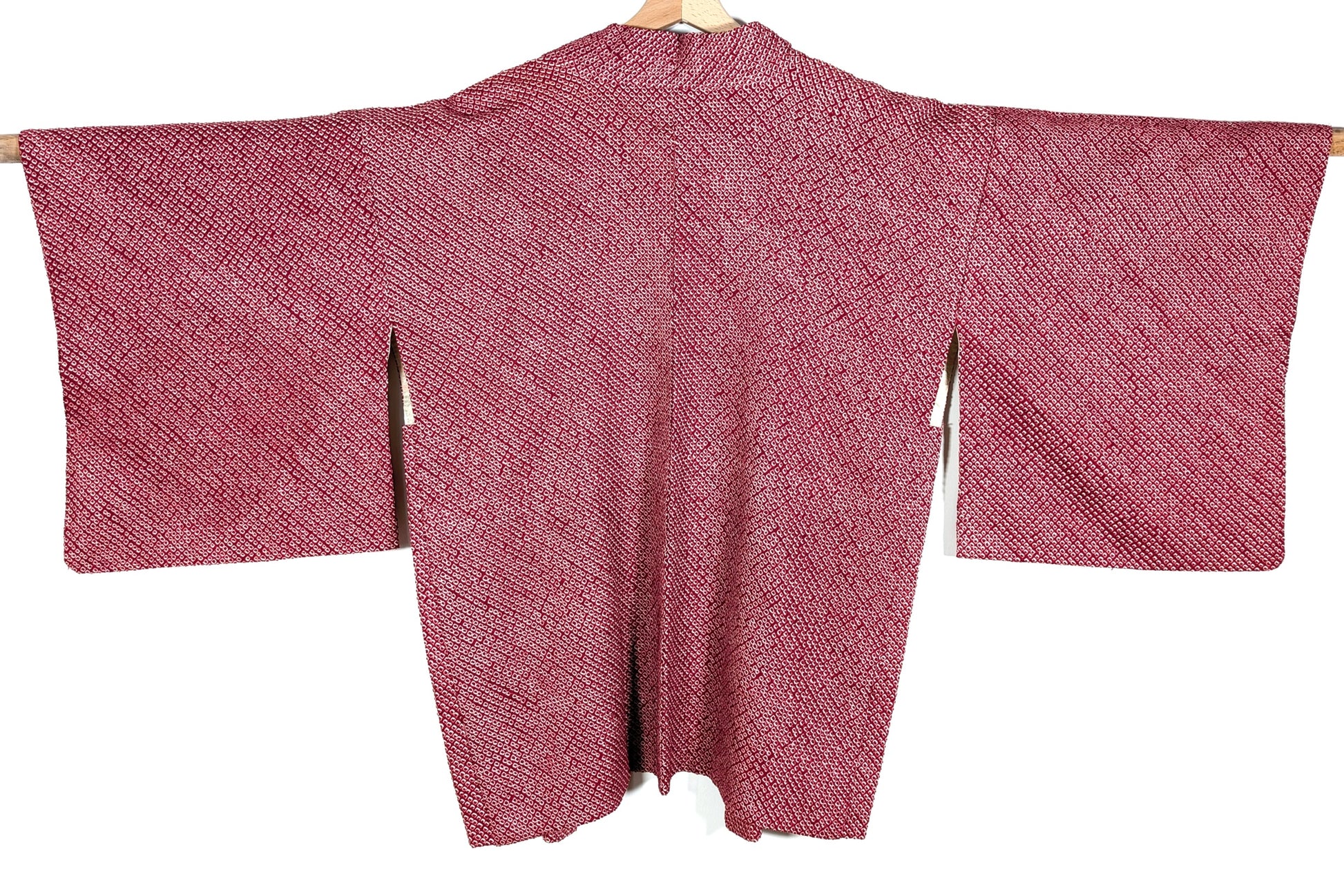 Vue dos d’un haori vintage japonais en soie shibori rouge, veste traditionnelle époque Showa