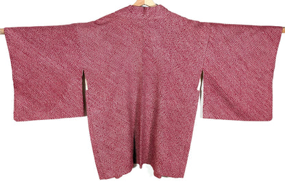 Vue dos d’un haori vintage japonais en soie shibori rouge, veste traditionnelle époque Showa