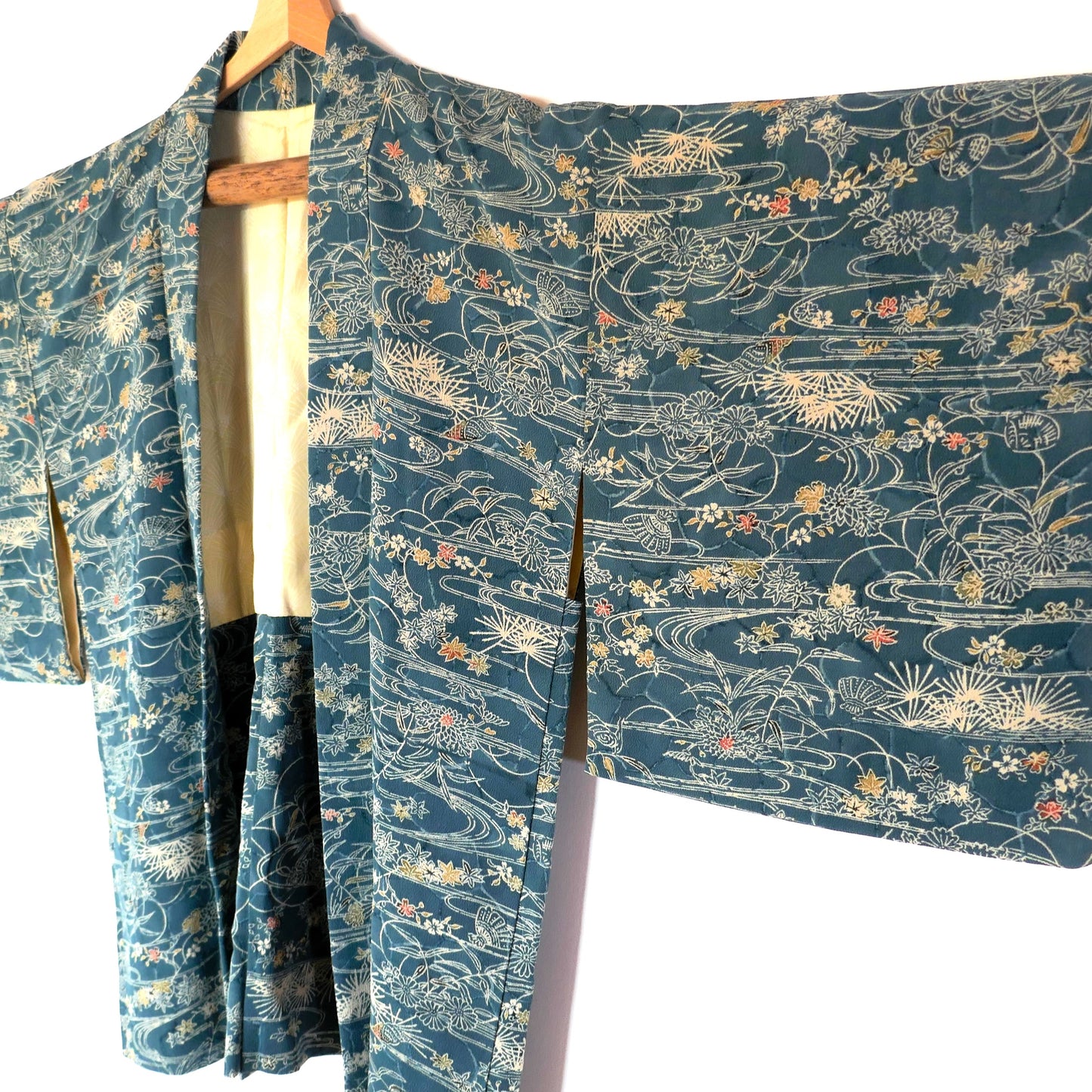 zoom sur la manche gauche de la veste japonaise style kimono haori kogedo ancien en soie bleu pétrole