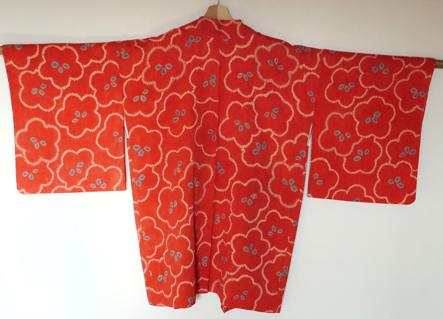 Vue arrière complète du haori en soie crêpée orange avec motifs de fleurs de prunier