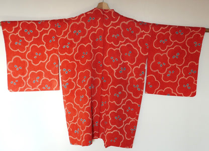 Vue arrière complète du haori en soie crêpée orange avec motifs de fleurs de prunier
