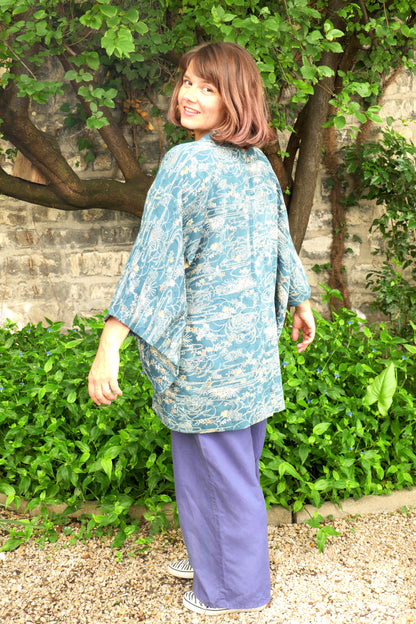 Mikan pose avec un haori japonais en soie, imprimé océanique – look naturel et jardin en arrière-plan