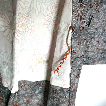 Gros plan sur la doublure intérieure du haori, imprimée de chrysanthèmes kiku