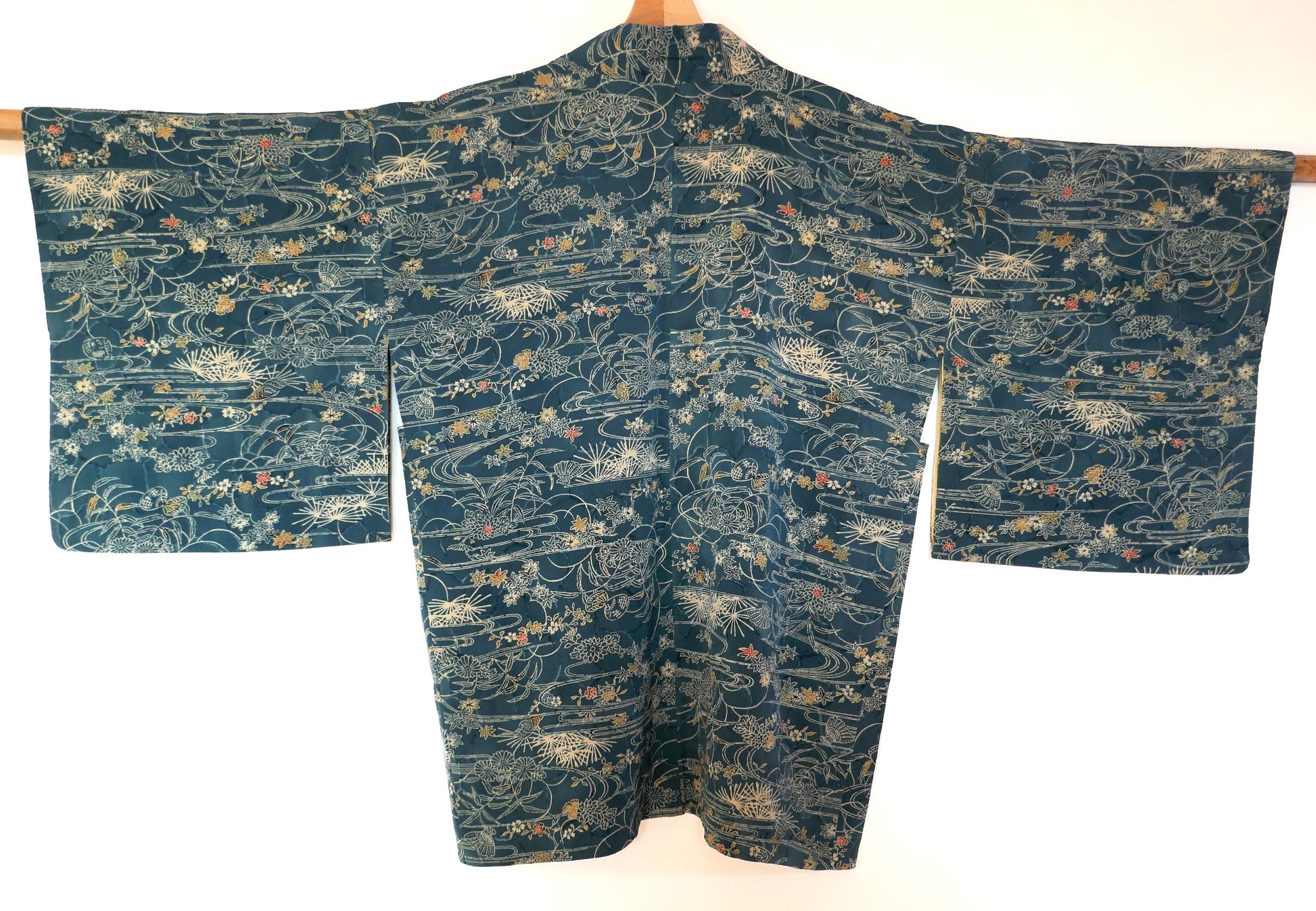 Vue complète de dos du haori japonais vintage époque Shōwa, manches ouvertes – motif de nature et océan