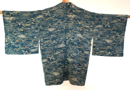 Vue complète de dos du haori japonais vintage époque Shōwa, manches ouvertes – motif de nature et océan
