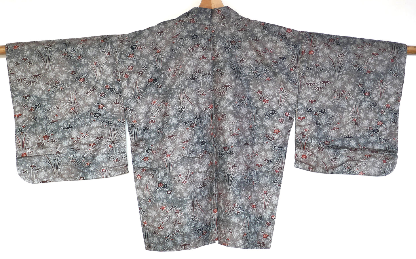 Haori vintage japonais gris métallisé vu de dos avec motifs momiji
