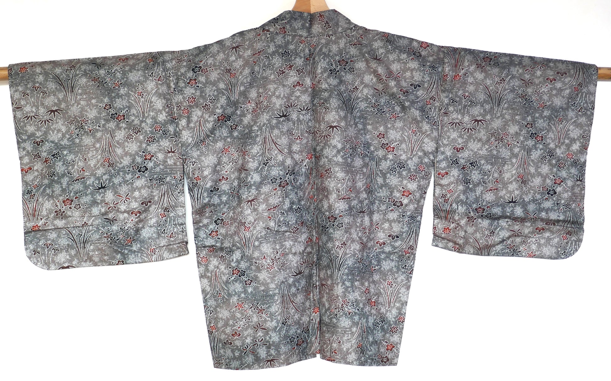 Haori vintage japonais gris métallisé vu de dos avec motifs momiji