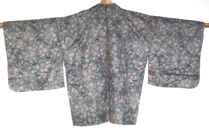 Haori vintage japonais gris métallisé vu de dos avec motifs momiji