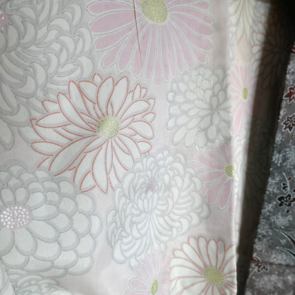 Vue de l’intérieur du haori avec attache traditionnelle haori himo et doublure kiku
