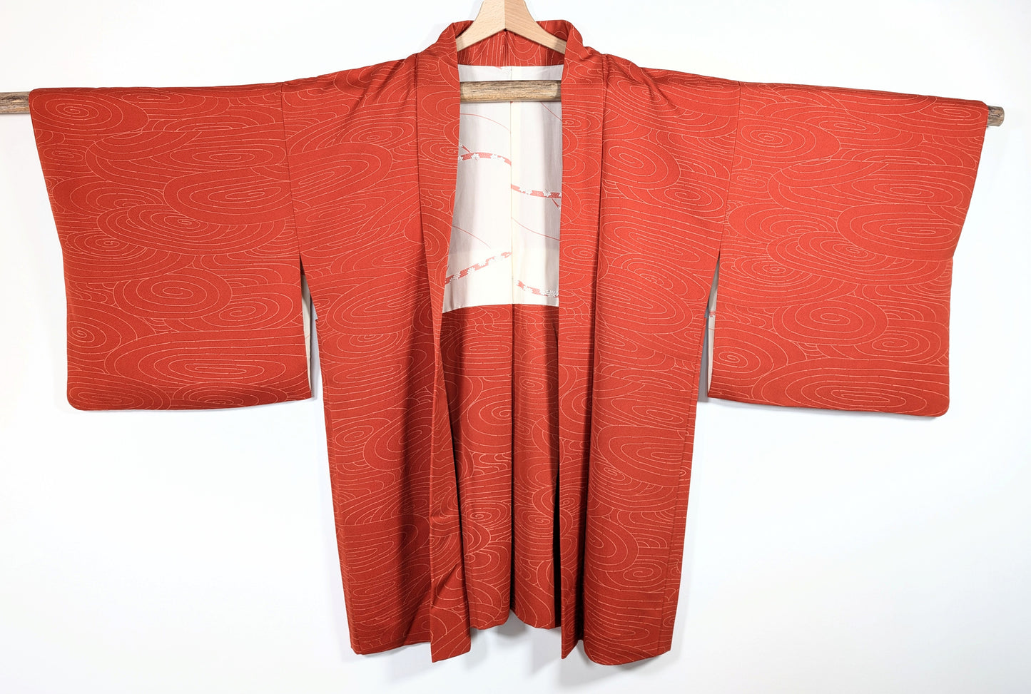 Haori vintage japonais orange en soie avec motifs ryusui et uzumaki, mouvement d’eau et tourbillons stylisés