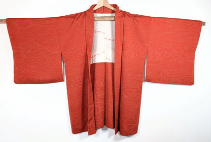Haori vintage japonais orange en soie avec motifs ryusui et uzumaki, mouvement d’eau et tourbillons stylisés
