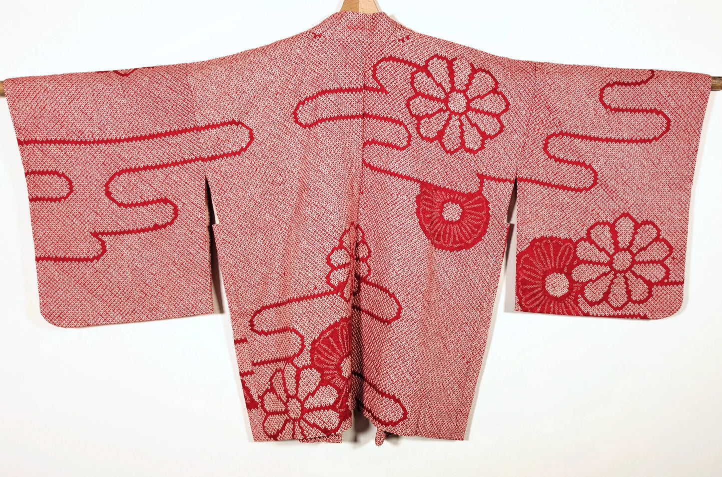 Dos d’un haori japonais vintage en soie shibori, motifs nuages et chrysanthèmes kiku, période Showa