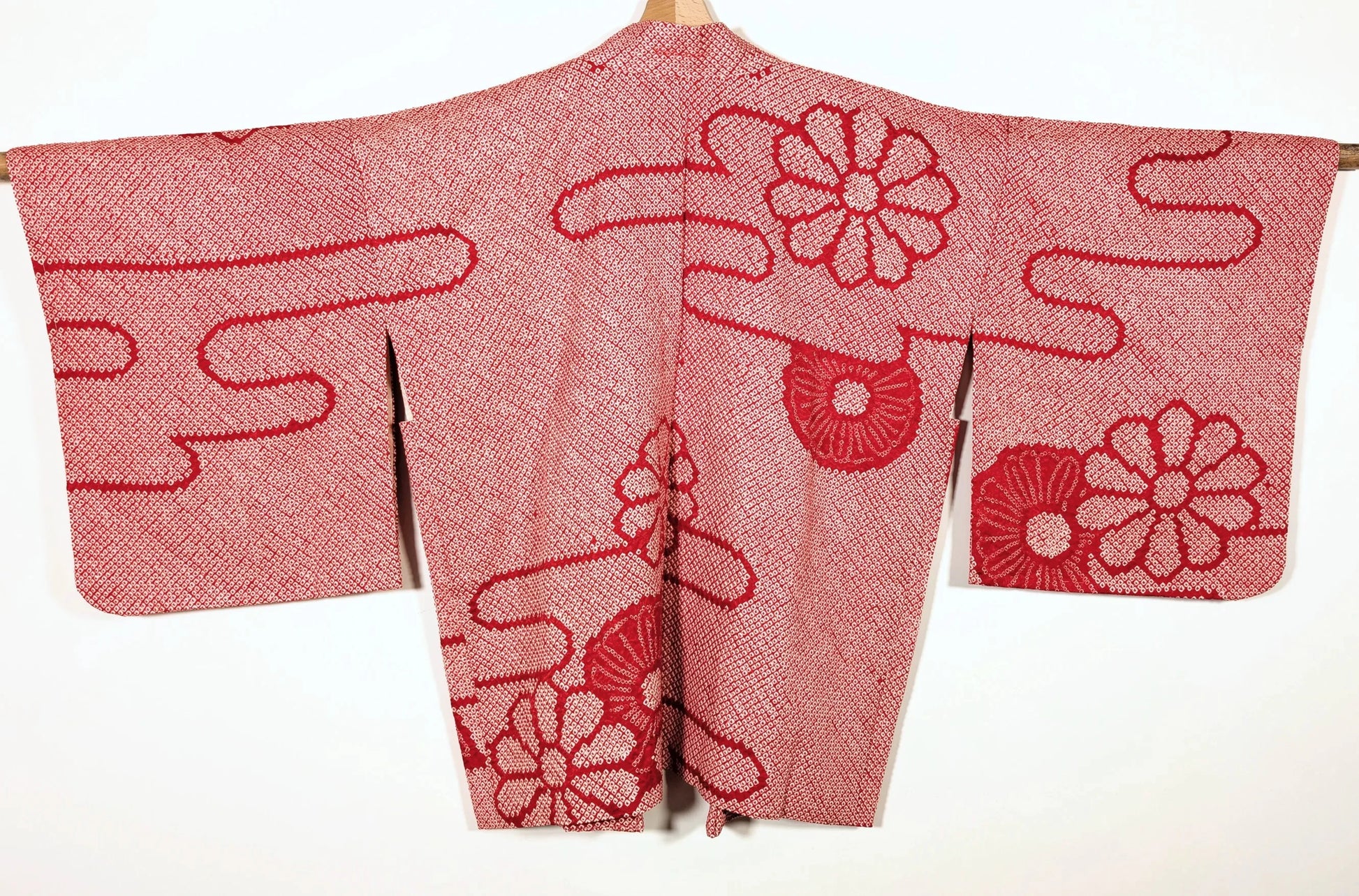 Dos d’un haori japonais vintage en soie shibori, motifs nuages et chrysanthèmes kiku, période Showa