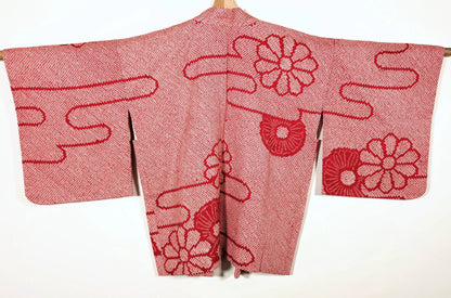 Dos d’un haori japonais vintage en soie shibori, motifs nuages et chrysanthèmes kiku, période Showa