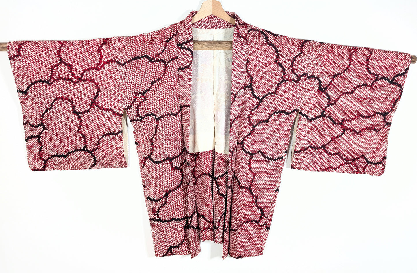 Haori vintage japonais 100% soie en shibori texturé avec grands motifs de nuages kumo bordeaux