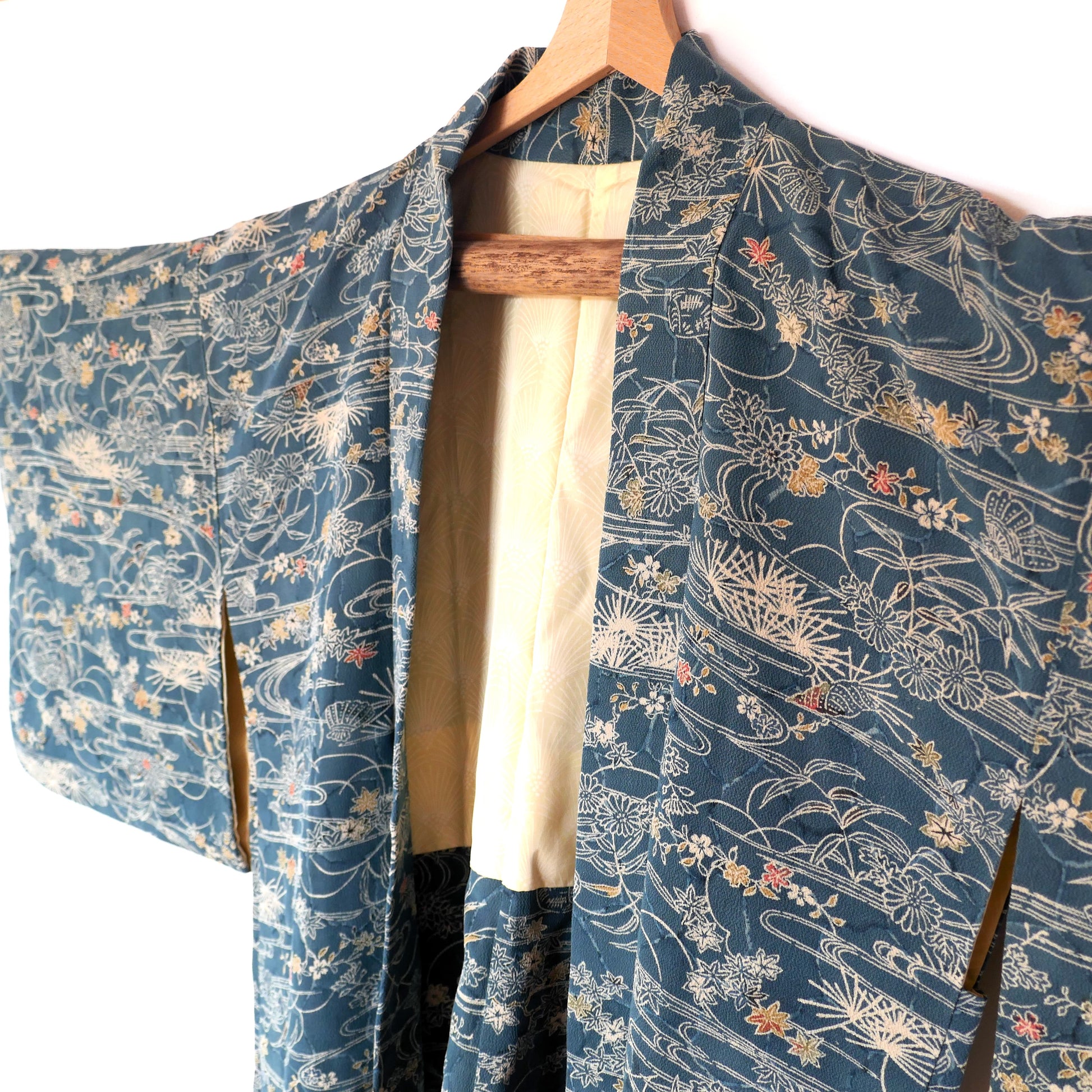 Détail du col du haori japonais vintage bleu pétrole – tissu à motif marin et intérieur ivoire