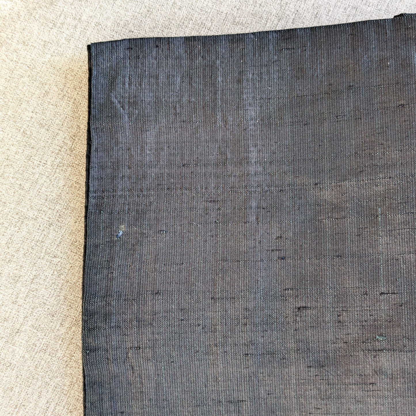 petit trou de 2mm sur la bordure de l'arrière de la manche gauche du haori vintage pour homme gris anthracite en soie