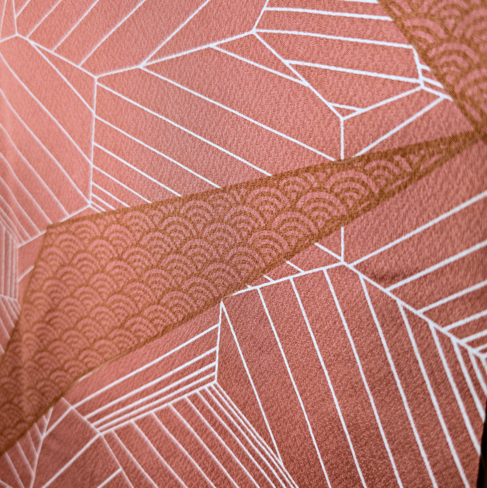 Motif géométrique japonais moderne sur haori vintage en soie chirimen rose poudré