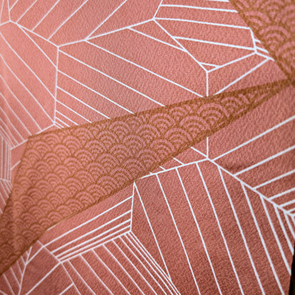 Motif géométrique japonais moderne sur haori vintage en soie chirimen rose poudré