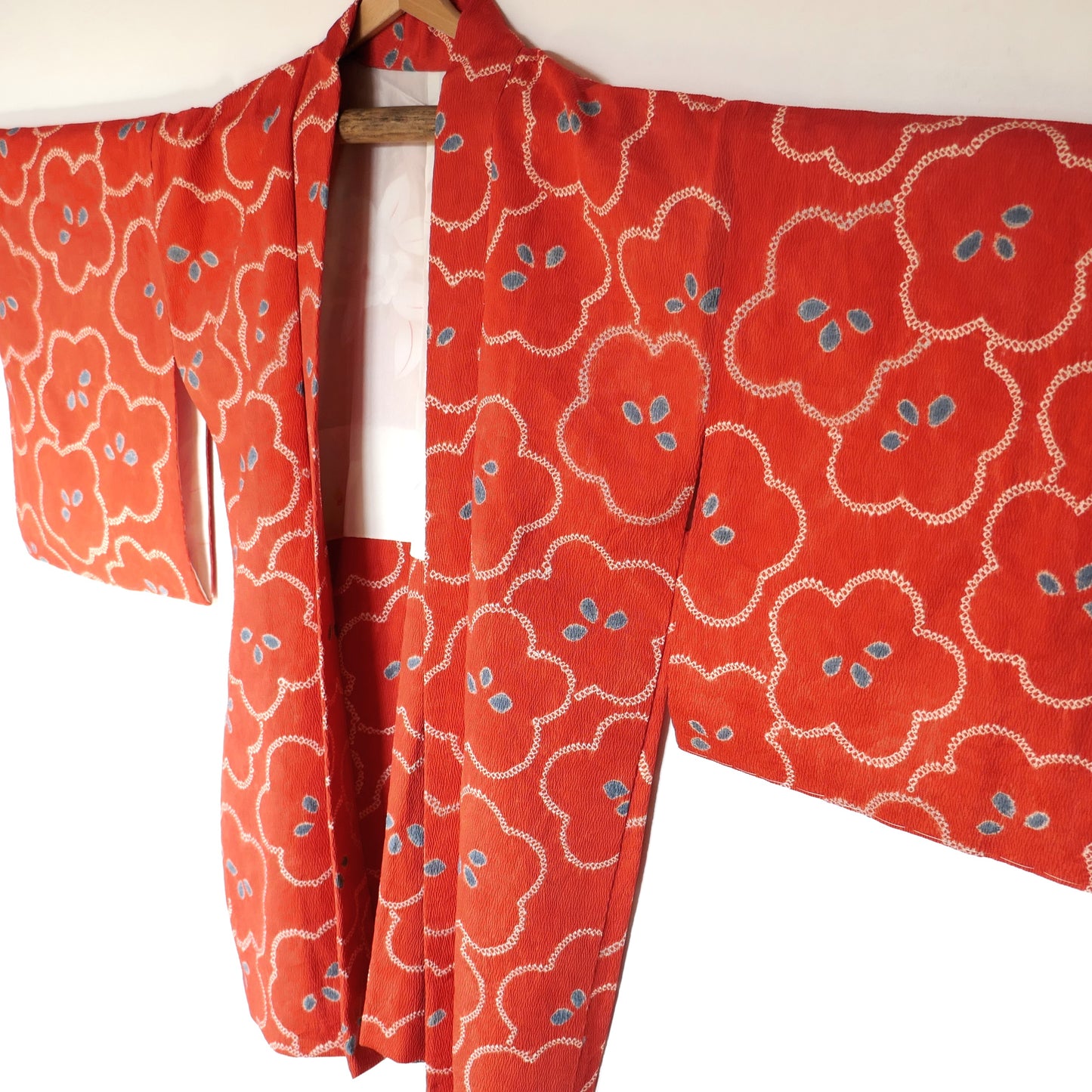 Vue d’ensemble du haori vintage en soie orange, motif de ume, face avant.