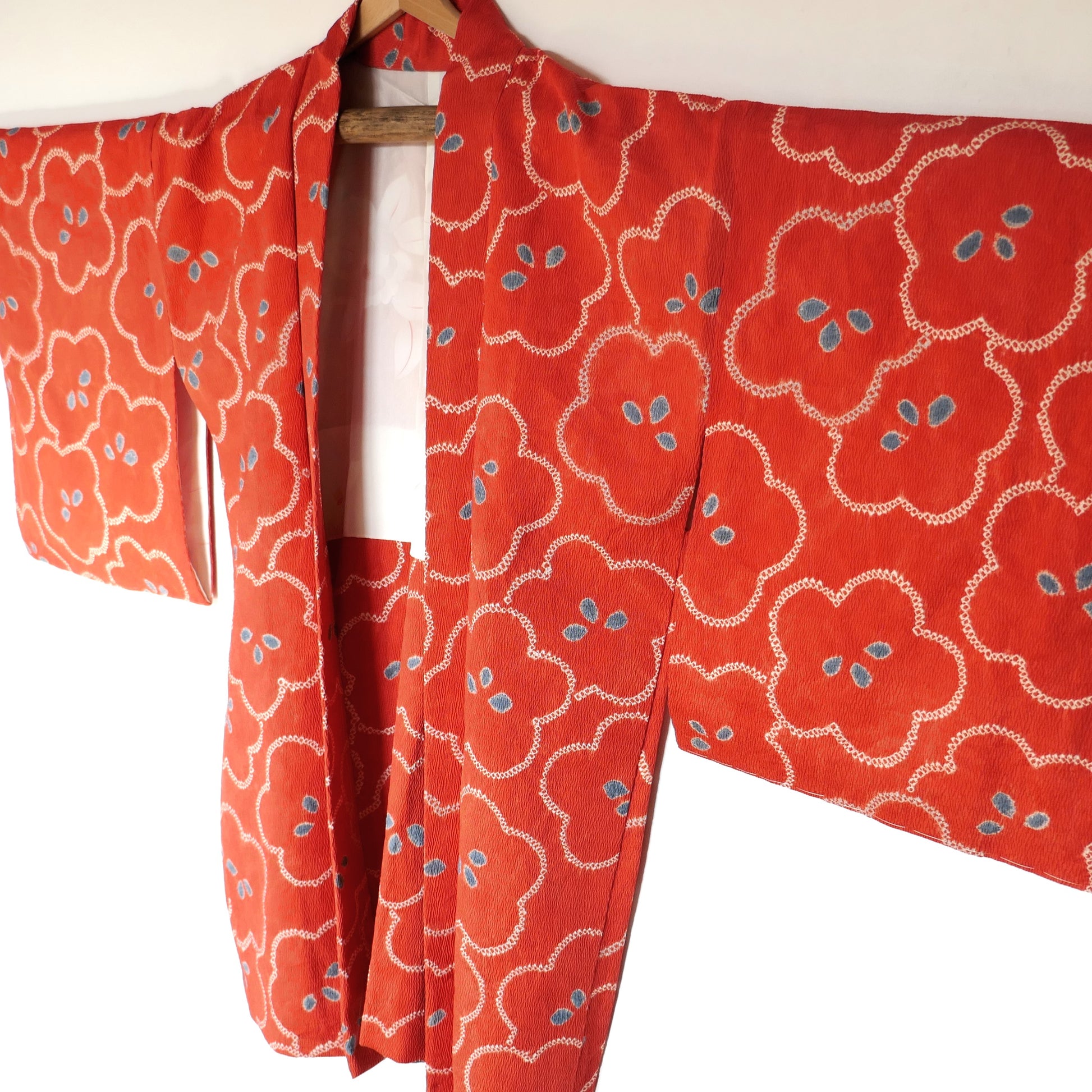Vue d’ensemble du haori vintage en soie orange, motif de ume, face avant.