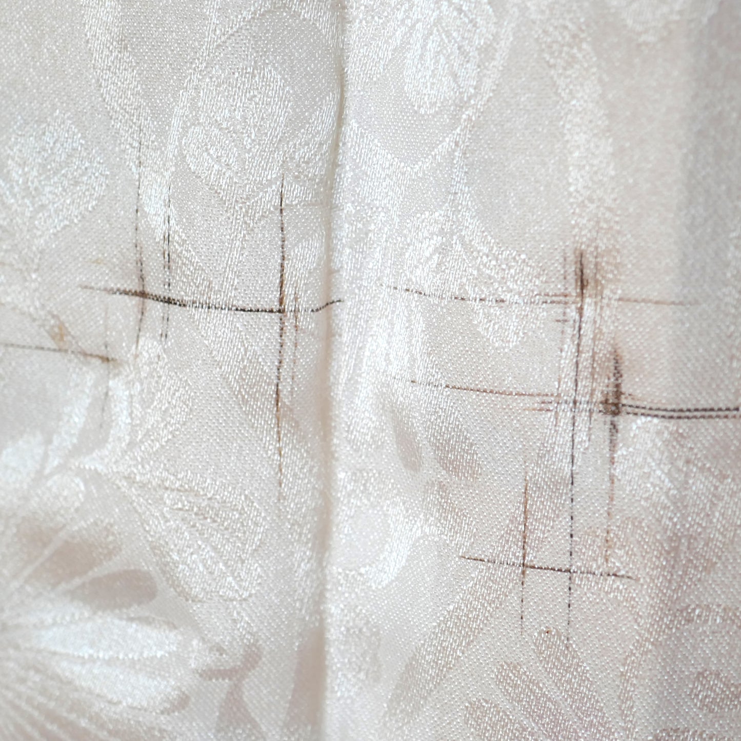 Doublure du haori vintage avec fines traces, sur fond de motifs floraux.