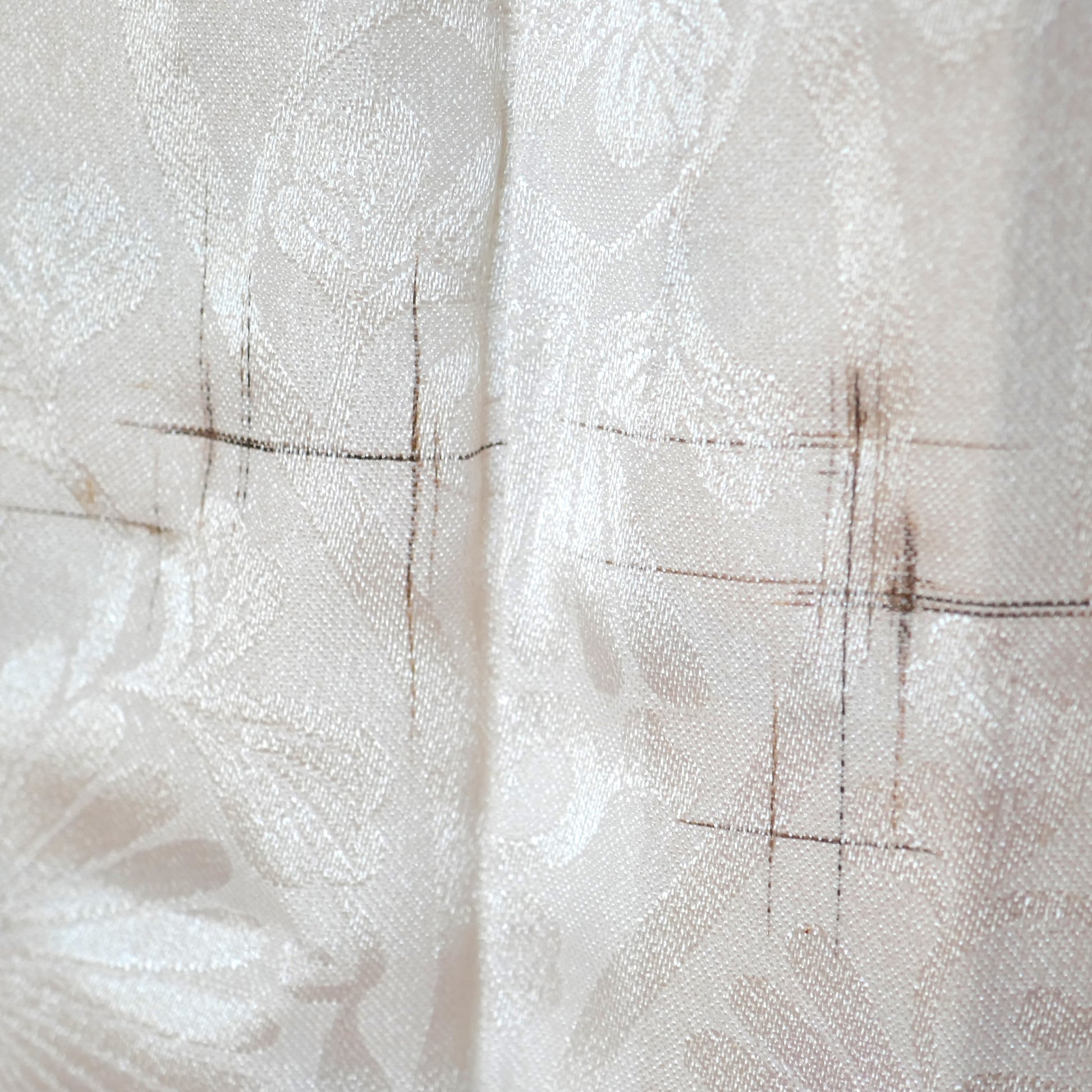 Doublure du haori vintage avec fines traces, sur fond de motifs floraux.