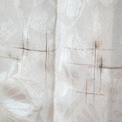 Doublure du haori vintage avec fines traces, sur fond de motifs floraux.