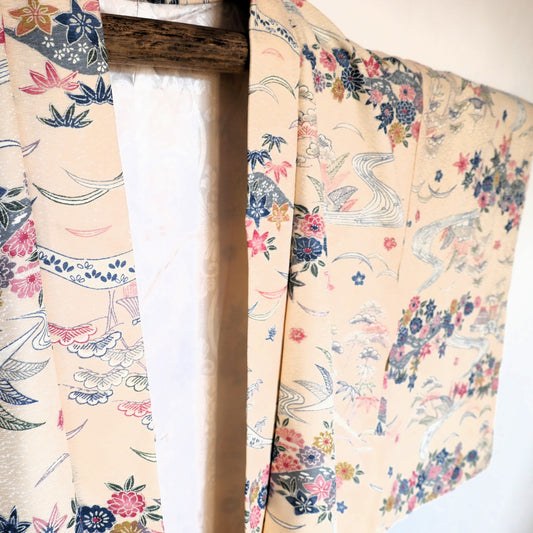 Vue rapprochée du devant d’un haori vintage japonais, col ouvert laissant apparaître la doublure à motifs végétaux