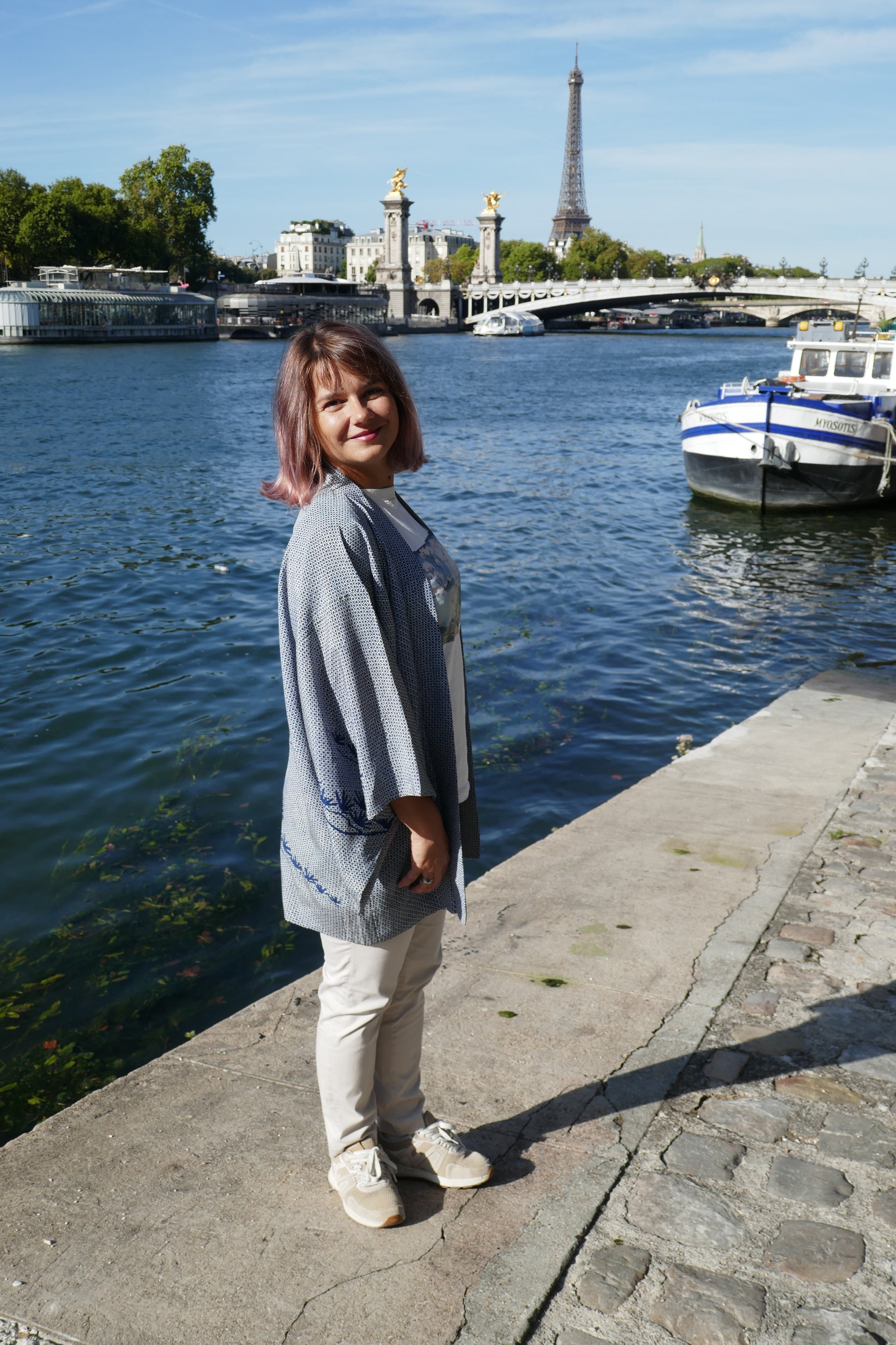 Haori japonais vintage mixte, veste kimono en soie motif shibori bleu et pin 松, porté par une femme