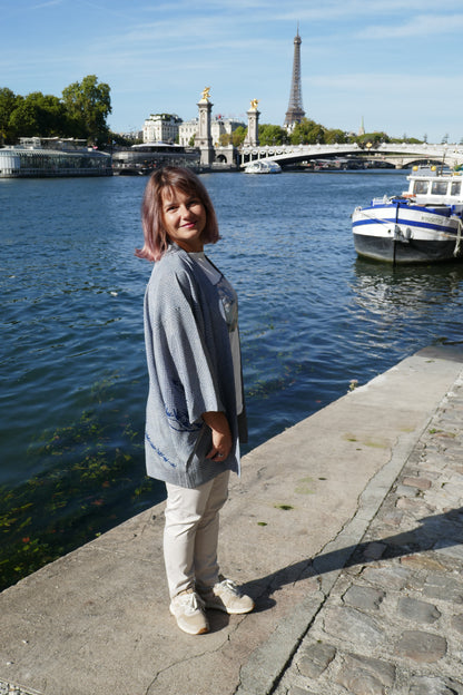 Haori japonais vintage mixte, veste kimono en soie motif shibori bleu et pin 松, porté par une femme