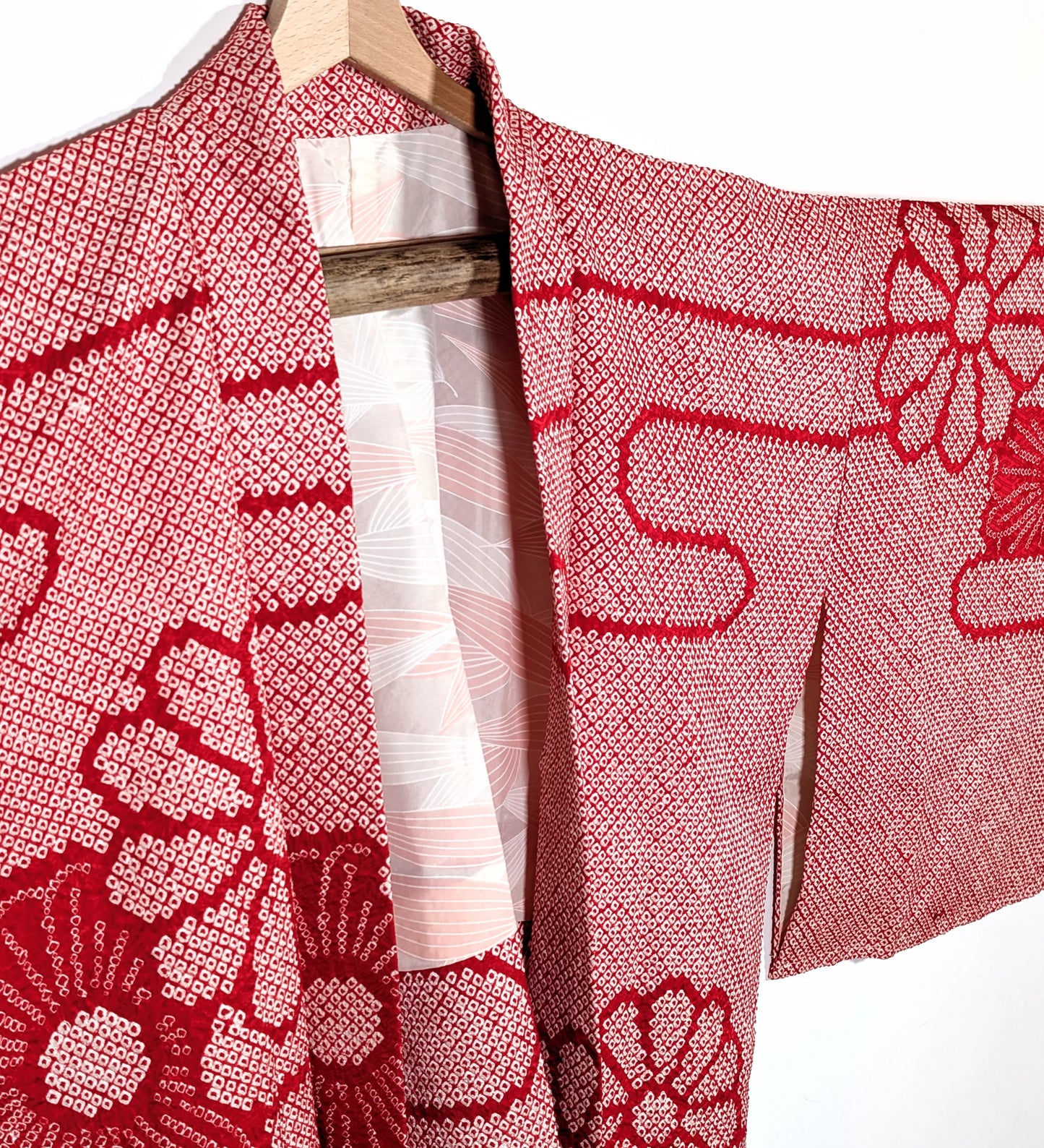 Haori japonais vintage shibori traditionnel rouge en soie, motifs nuages et fleurs kiku.