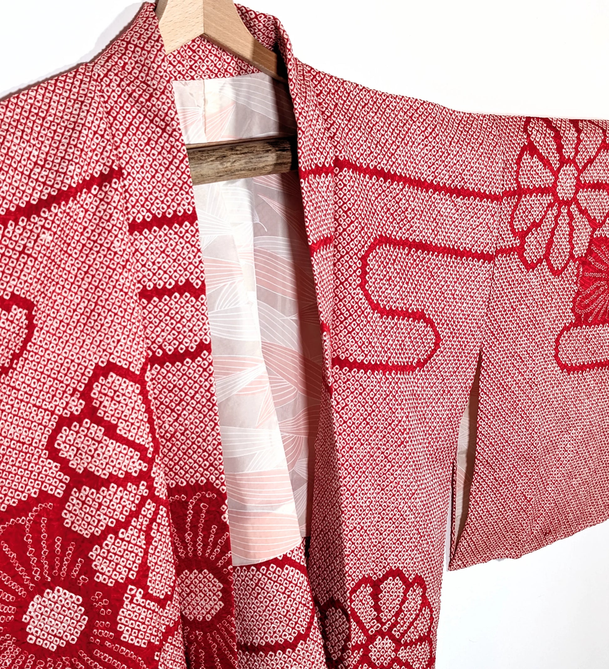 Haori japonais vintage shibori traditionnel rouge en soie, motifs nuages et fleurs kiku.